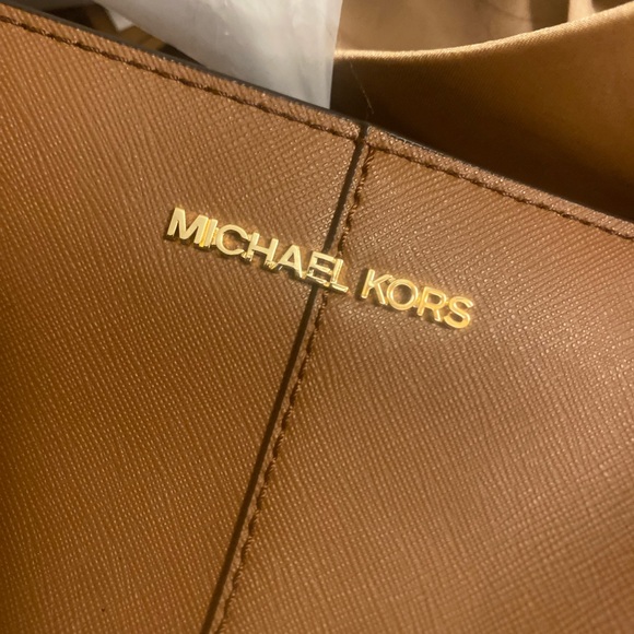 Michael Kors Jet Set Travel Tan Crossbody Tote with Gold Hardware - Picture 4 of 8